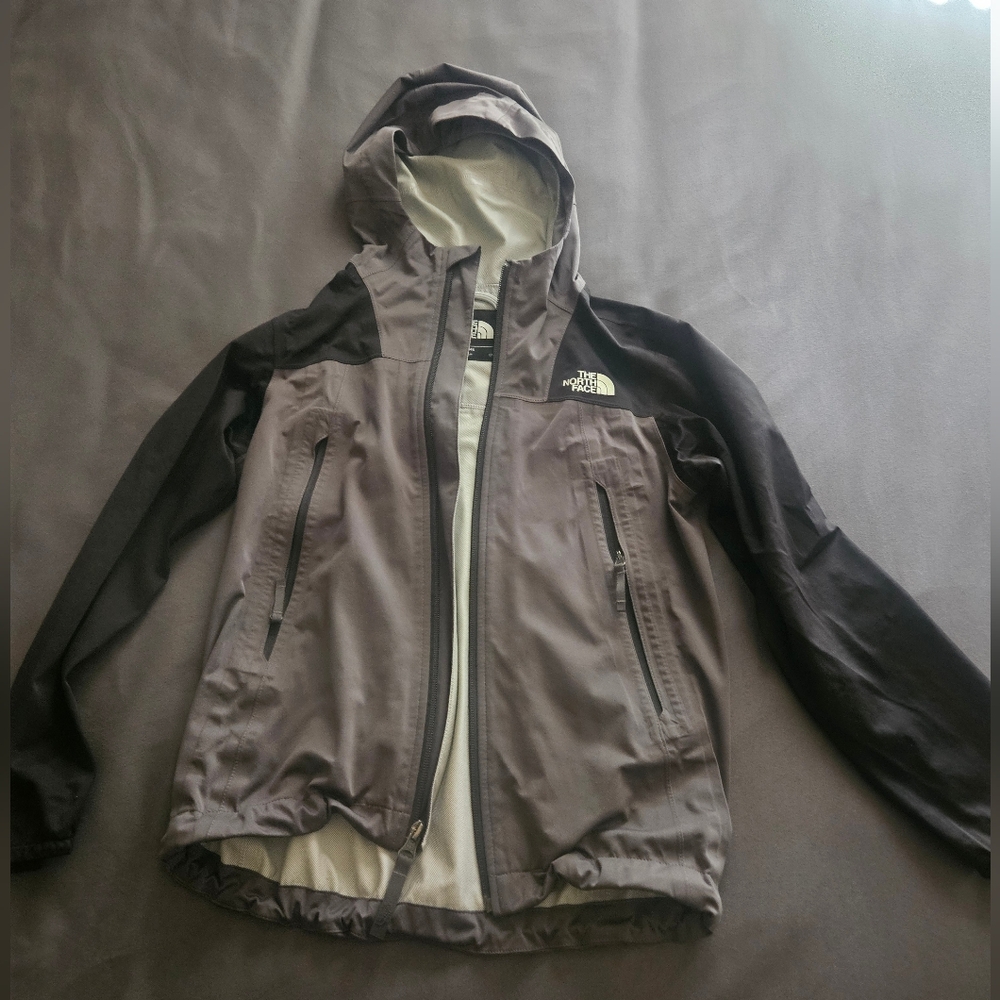 The North Face Boys Gray and Black Waterproof Rain Jacket Size S (7/8)